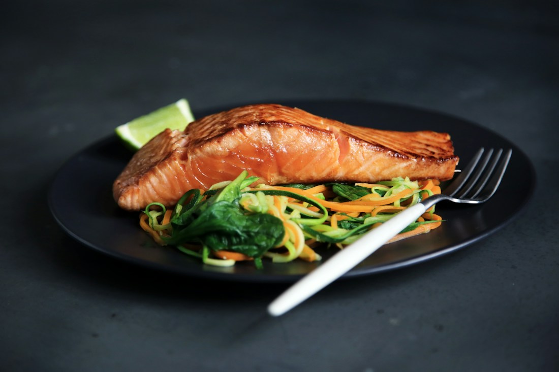 Piatto di pesce preparato con ingredienti freschi
