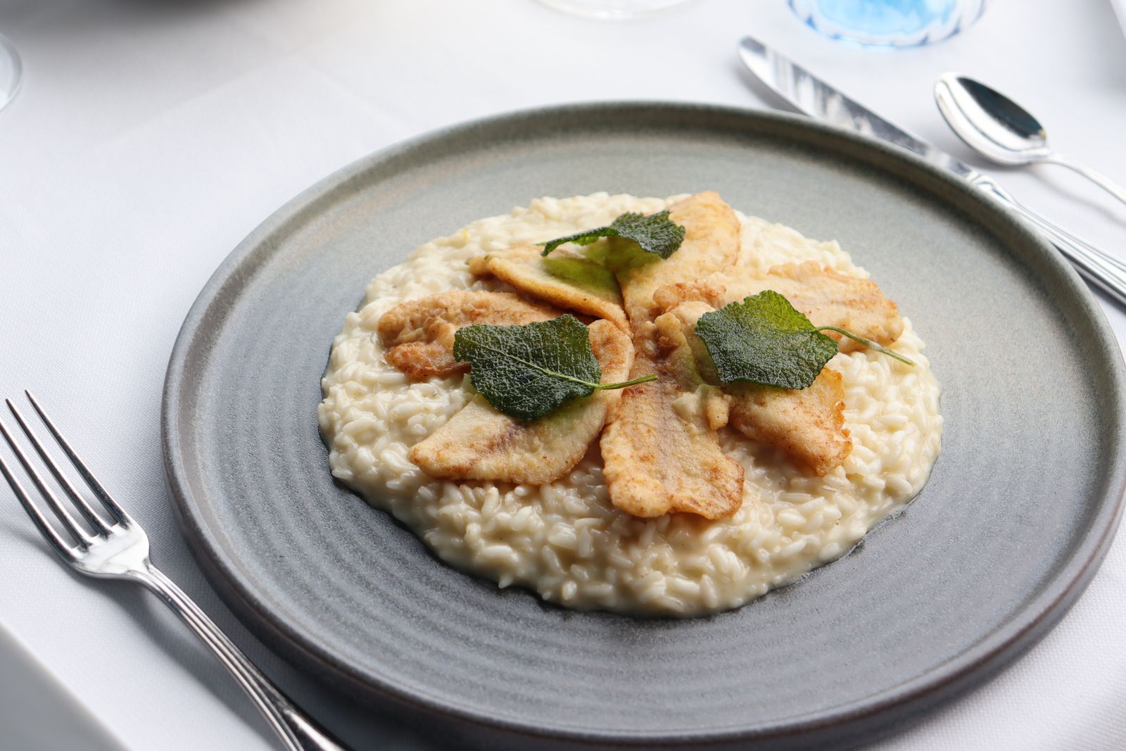 Risotto cremoso con filetti di pesce persico, specialità della cucina lariana