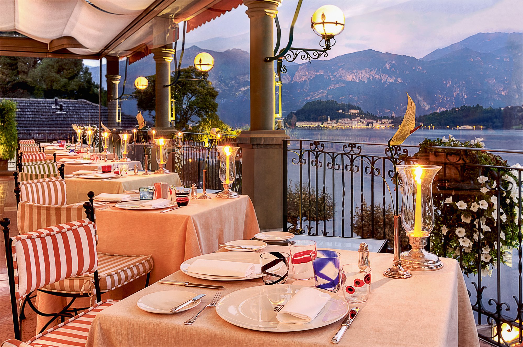 Tavoli eleganti sulla terrazza di un ristorante affacciato sul Lago di Como